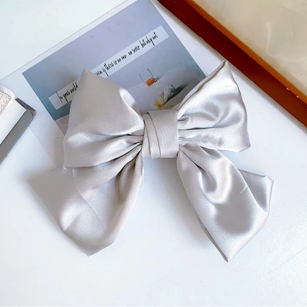 Gray Hairbow